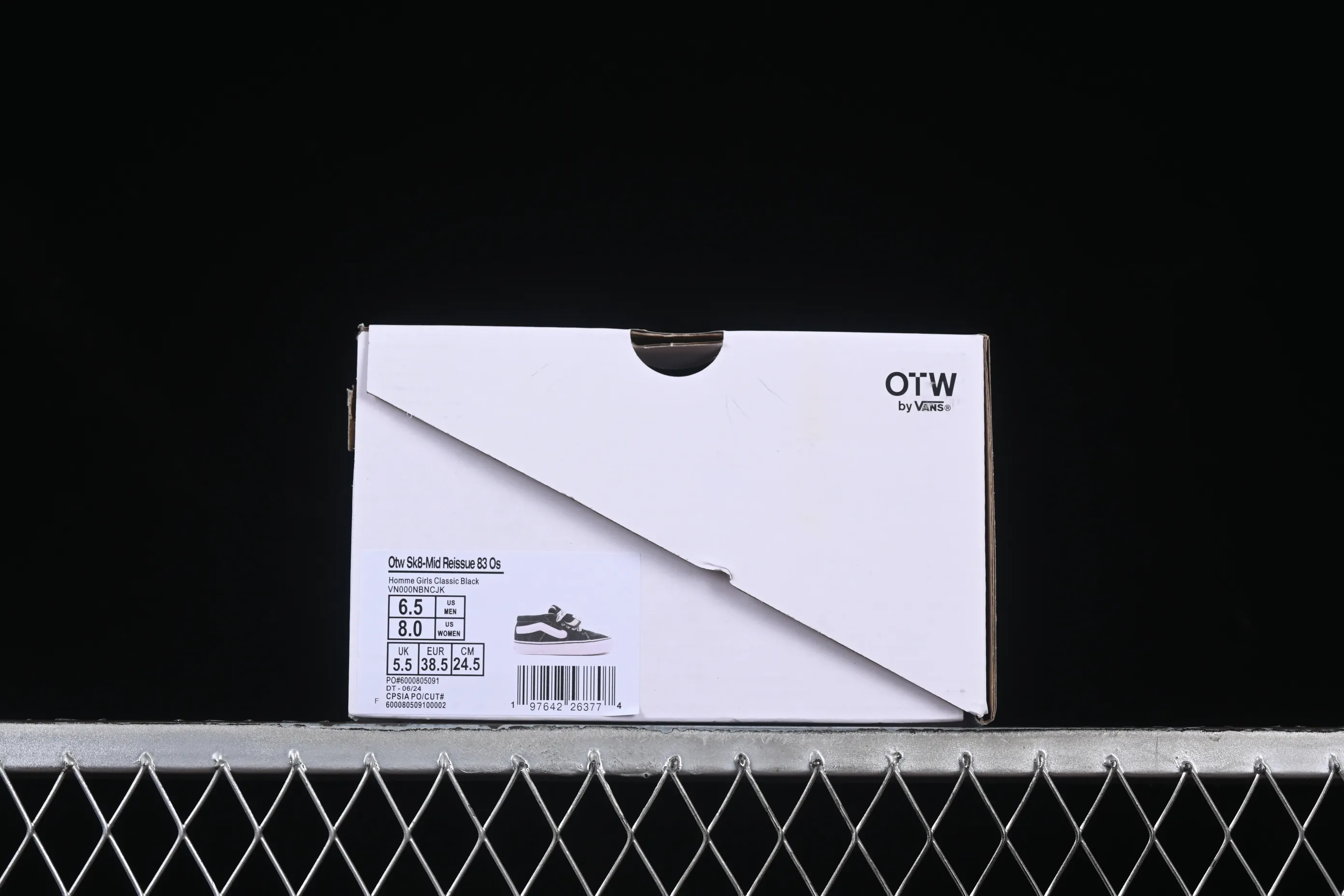 All categories Vans Vans series Vans Mid Vans China HommeGirls x Vans Sk8-Mid Fashionable and versatile mid-top casual vulcanized sneakers VN000NBNCJK